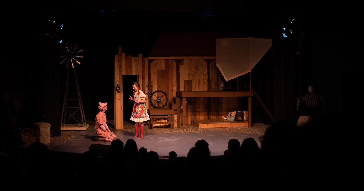 Fern (玩ed by Kylan Elizabeth Ritchie) and Wilbur (玩ed by Cory Clark) get to know each other at the beginning of “Charlotte’s Web” at the Roxy Regional Theatre.